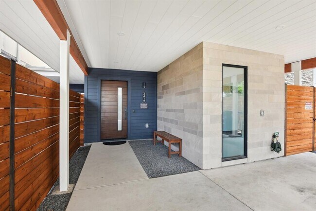 Building Photo - 3412 S Oak Dr
