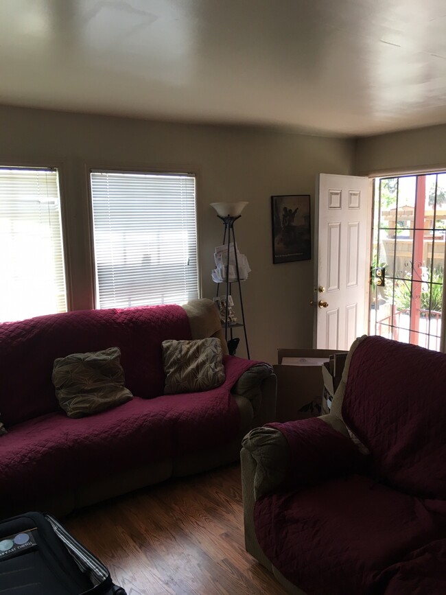 older photo of living room - 1511 Derby St