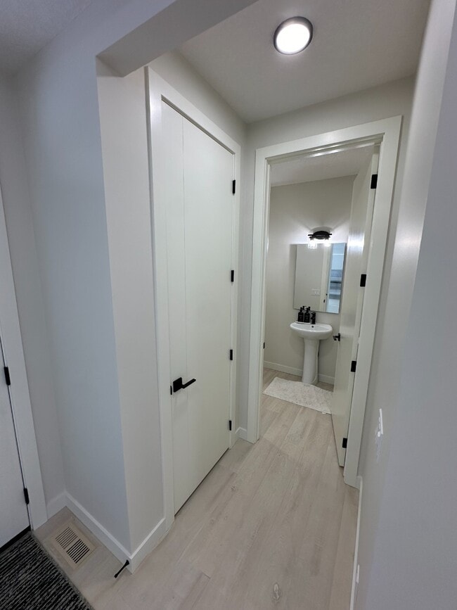 Photo du bâtiment - Modern 3-Bed, 2.5-Bath Home on Alpine Ave with Spacious Layout