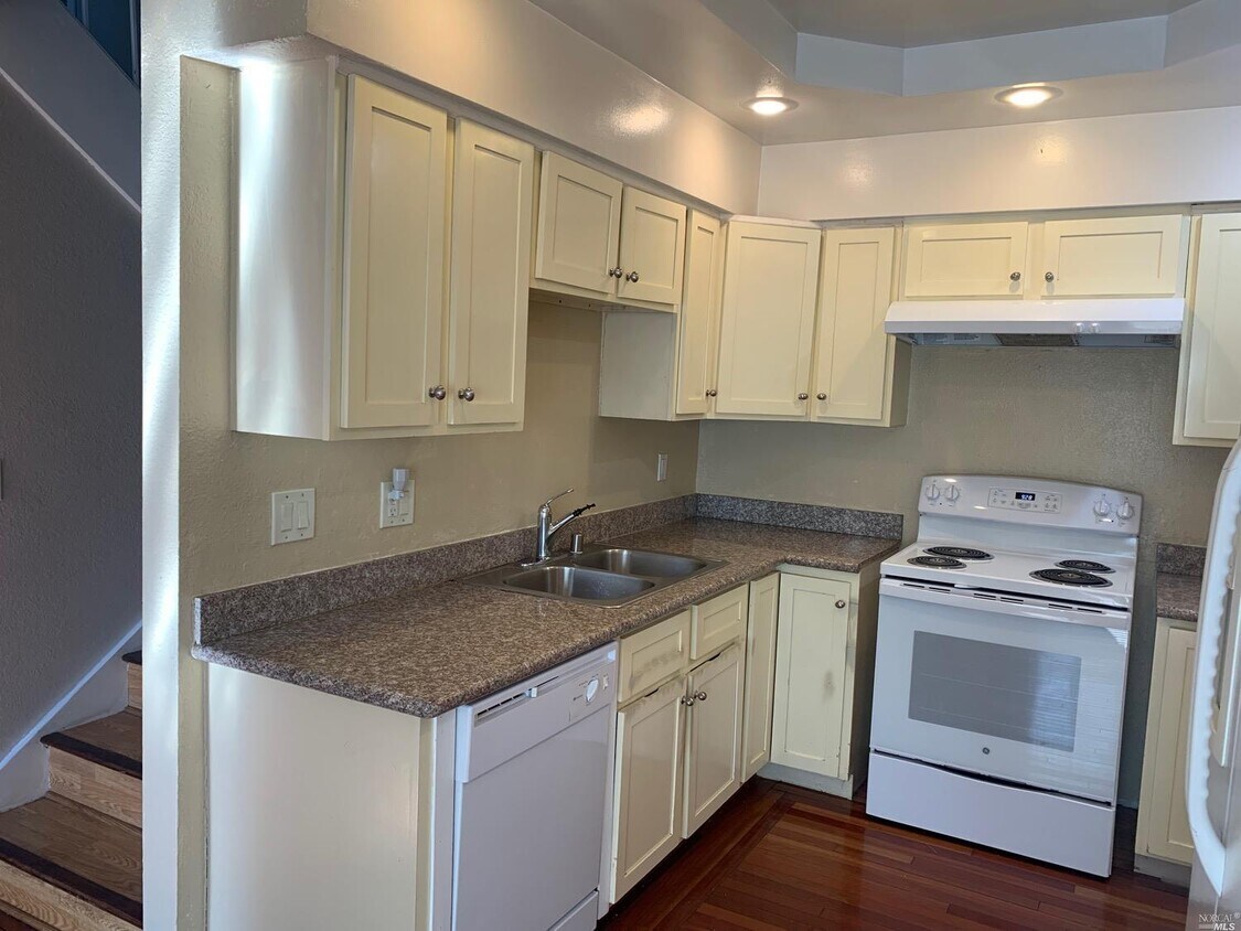Primary Photo - 1140 Hartford Pl
