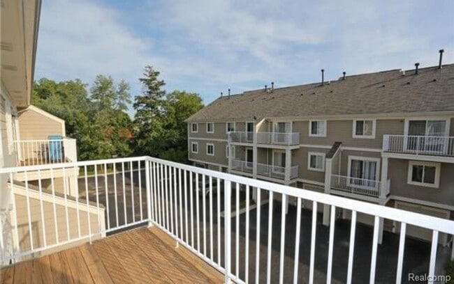 Building Photo - COMING SOON! Spacious 3-Bed, 3-Bath Condo ...