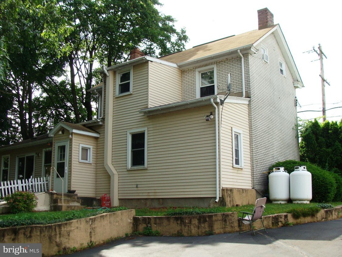 Primary Photo - 158 W Butler Ave