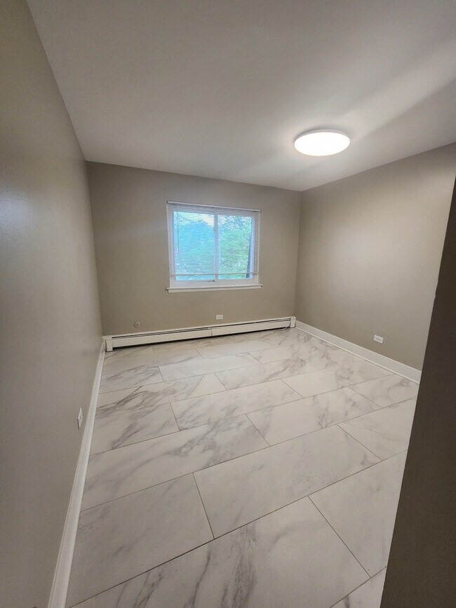 Building Photo - 585 Heritage Dr