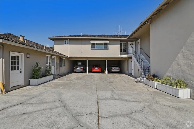 Building Photo - 833 Maryann Dr