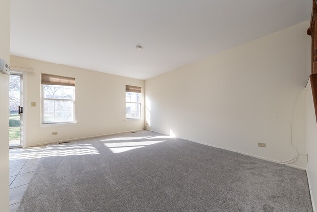 Building Photo - 260 E Fabish Dr