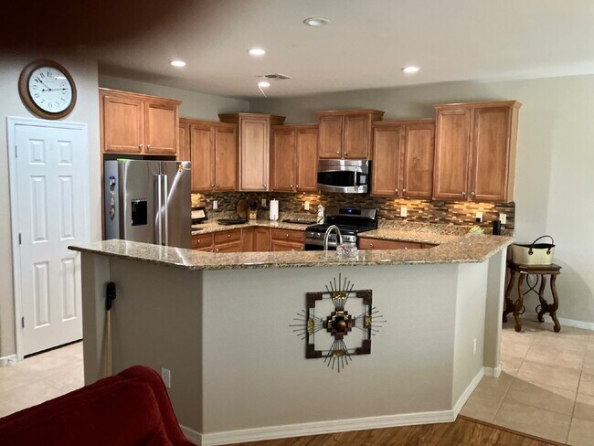 Building Photo - Charming, fully furnished, single-story re...