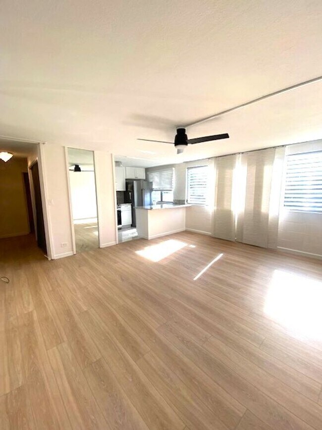 Building Photo - Recently Renovated 2 Bedroom Unit at Puale...