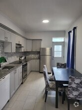 Building Photo - 5136 Av Papineau