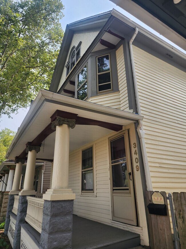 Foto del edificio - Welcome Home to Ohio City's Historic Charm!