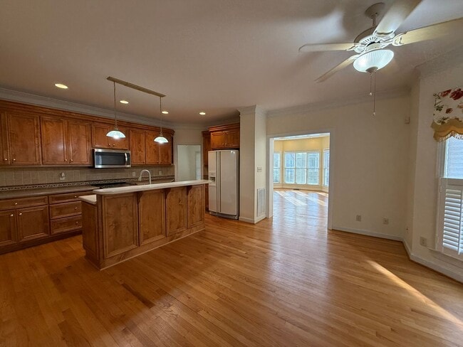 Building Photo - Immaculate End-Unit Townhome in Port Warwick