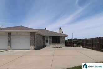 Building Photo - 3920 Sweetbriar Ln