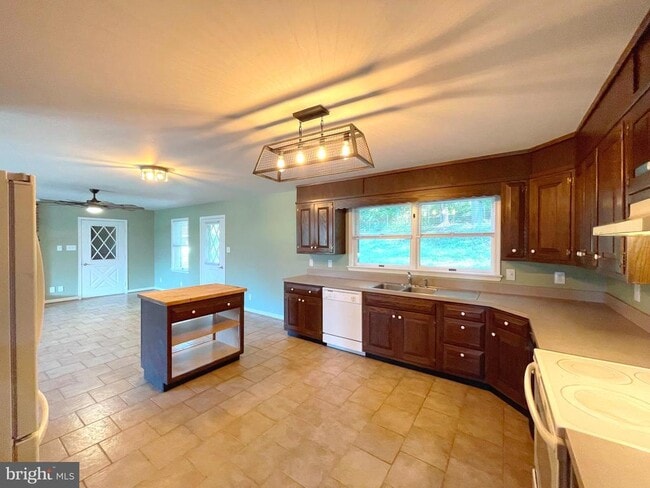 Foto del edificio - 10960 Earnshaw Ln