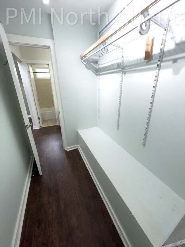 Foto del edificio - Pet Friendly End Unit!