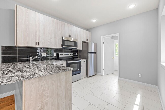 Foto del edificio - ??? NEWLY RENOVATED 3 BEDROOMS & 2.5 BATHS...