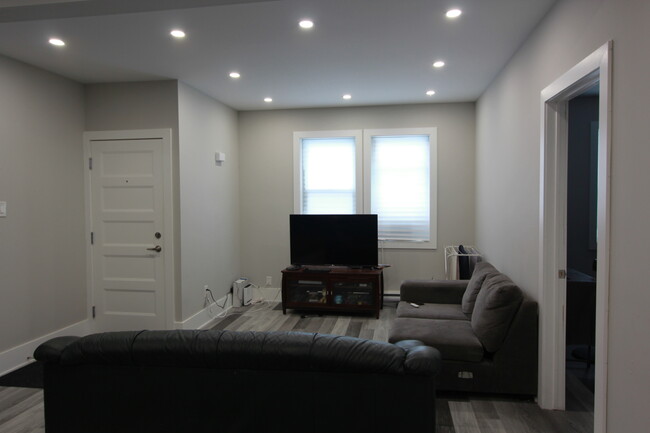 Building Photo - 4755 Av Coolbrook