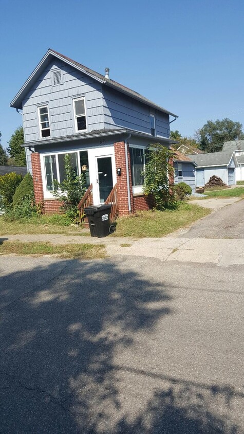 Primary Photo - 3 bedrooms house with detached garage