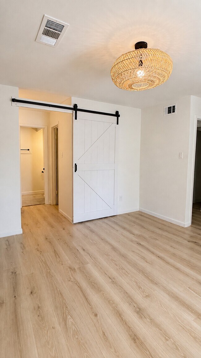 Building Photo - 9511 Bollingbrook Dr