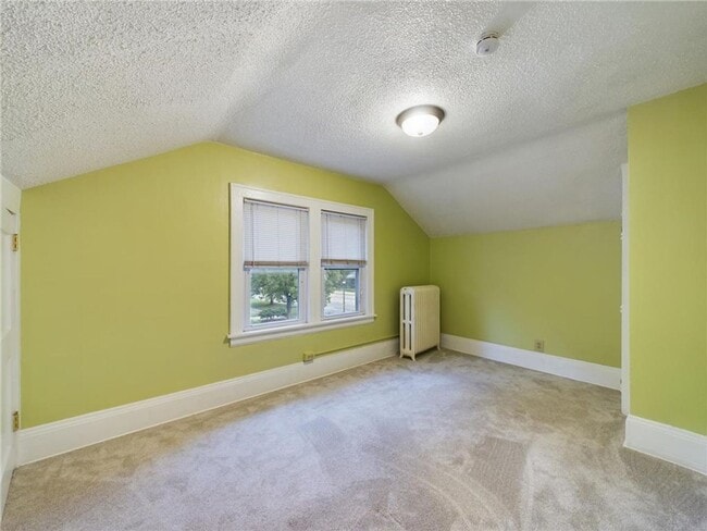 Building Photo - 6 Bedroom House Available Near Concordia University!