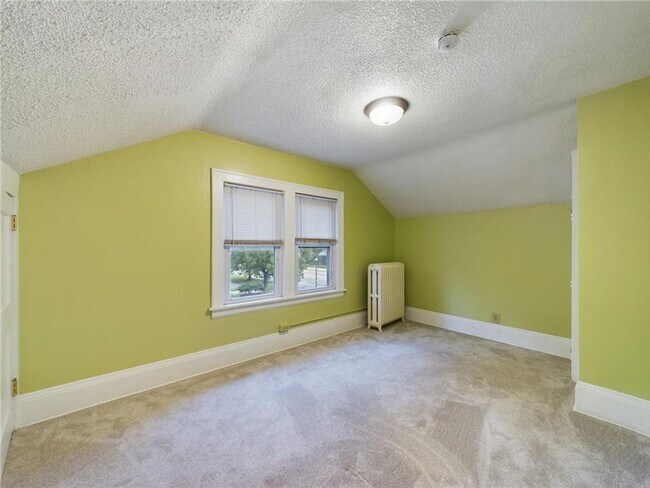 Foto del edificio - 6 Bedroom House Available Near Concordia University!