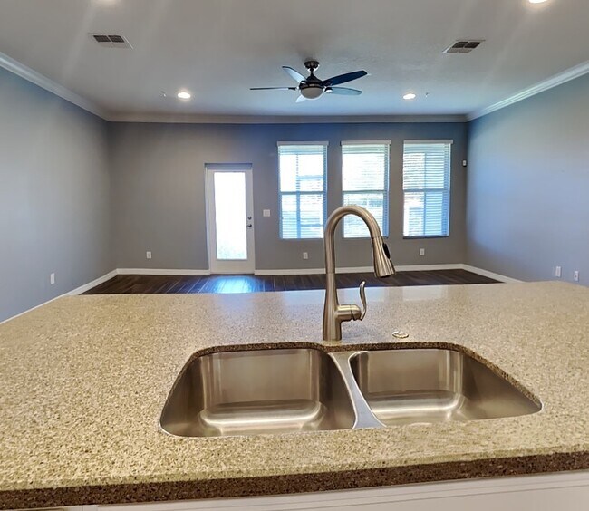 Foto del edificio - 302 Merry Brook Cir