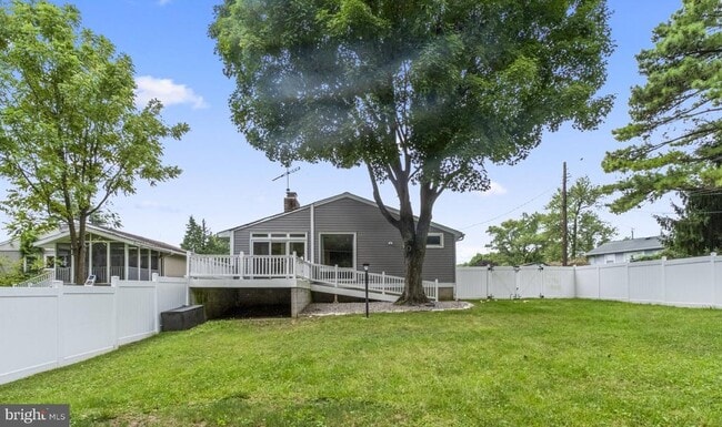 Building Photo - 102 Greenmeadow Dr