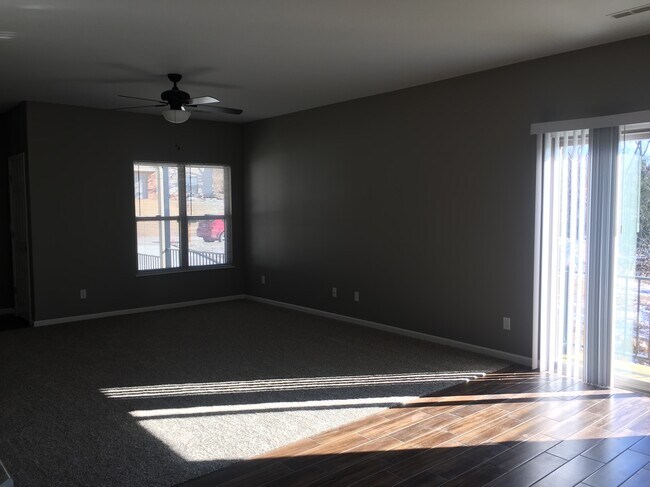 Building Photo - 5604 Deer Valley Dr Apt B