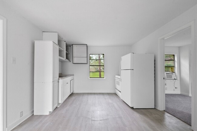 Building Photo - 806 E Emily Ave