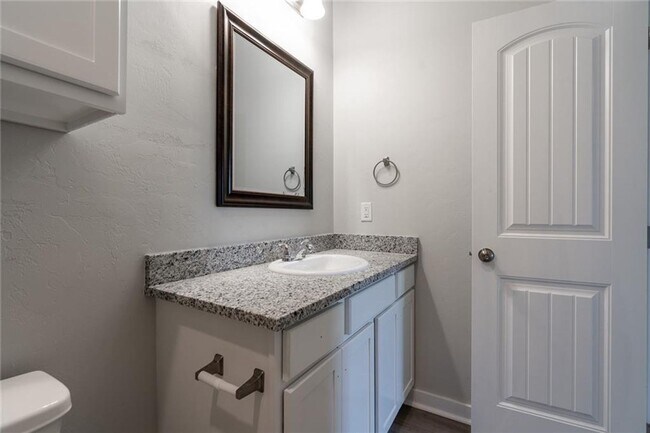 Building Photo - Charming Duplex with AMAZING Updates throu...