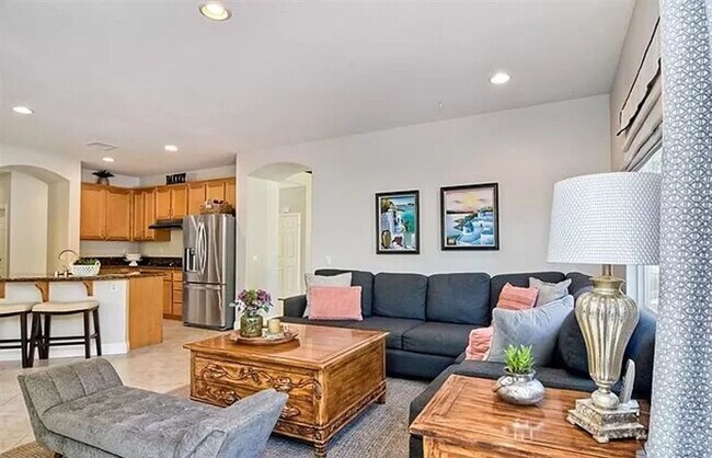Foto del edificio - Gorgeous and Spacious Two Story 5 Bedroom ...