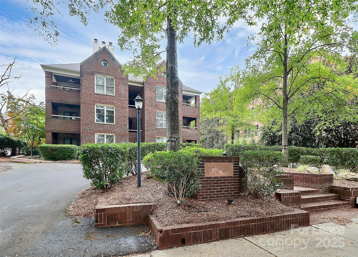 Primary Photo - 2220 Roswell Ave