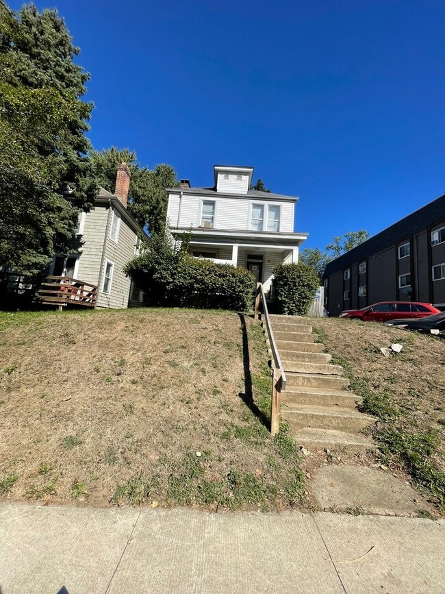 Building Photo - 3 bedroom 1 bath single family home with y...