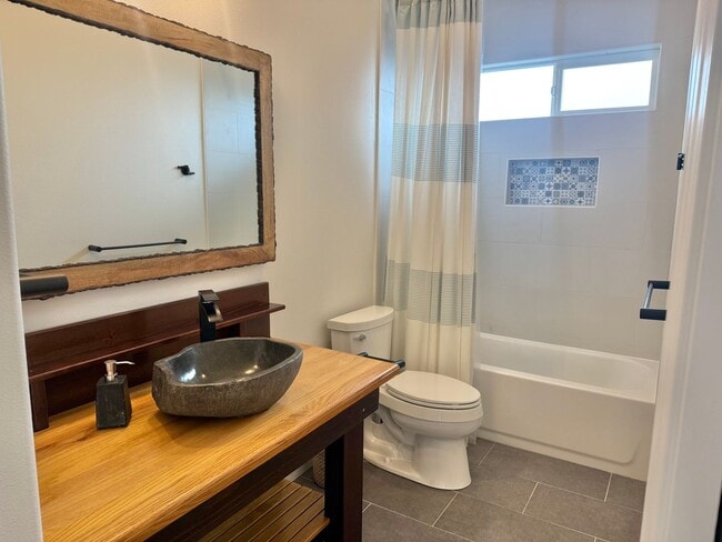 Foto del edificio - Stunning Renovated 3 Bedroom / 2.5 Bathroom Home with Ocean & Mountain Views in Waiolani Mauka!