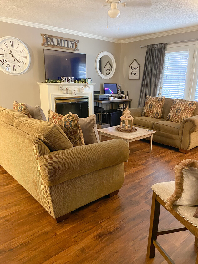 Living Room - 1425 Golf Terrace Blvd