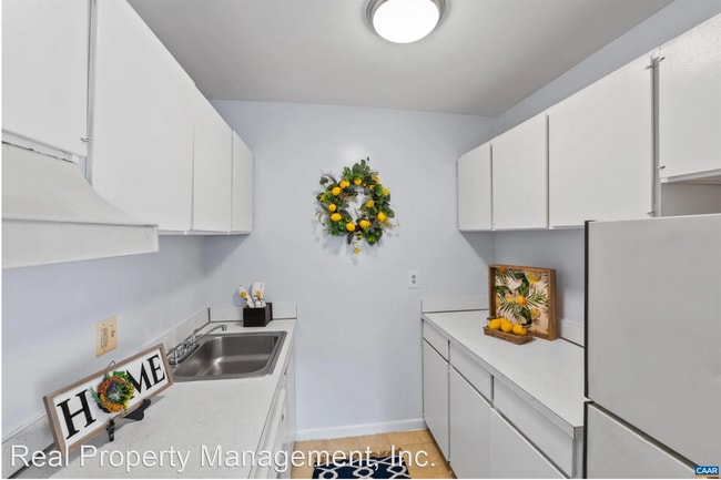 Building Photo - 2 br, 1 bath House - 525 Burgoyne Rd Apt #13