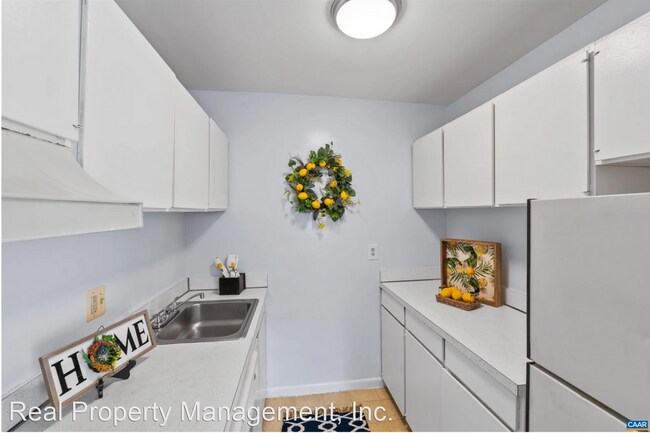 Foto del edificio - 2 br, 1 bath House - 525 Burgoyne Rd Apt #13