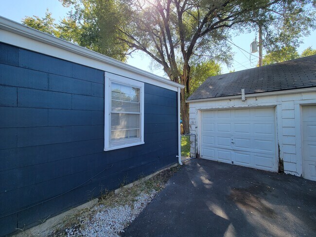 Building Photo - 519 E 28th Ave