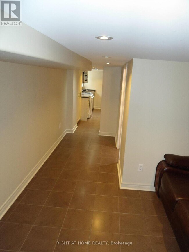 Photo du bâtiment - 1042 St Clarens Ave