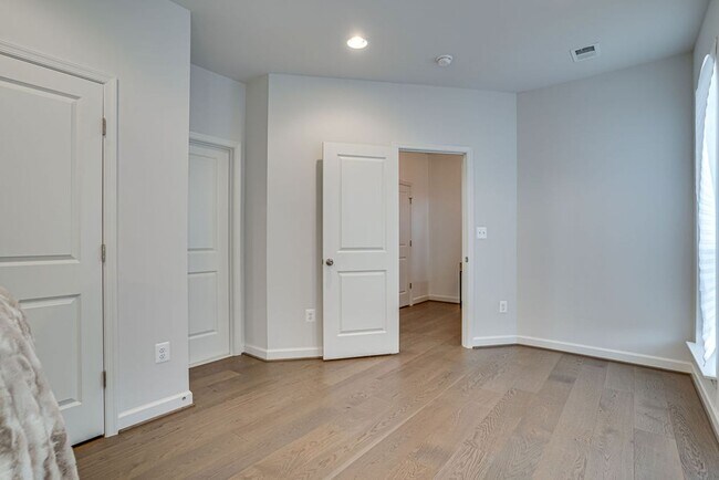 Foto del edificio - Luxury Townhome with Stunning Views and Prime Location For Sale or For Rent near National Harbor