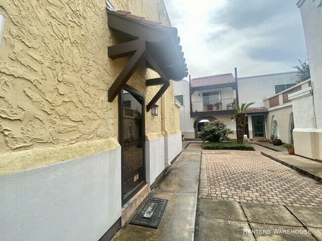 Foto del edificio - 2744 Briarhurst Dr