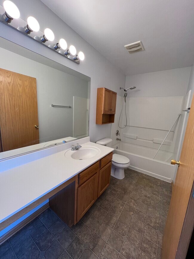 Foto del edificio - 1470 Millbrook Dr