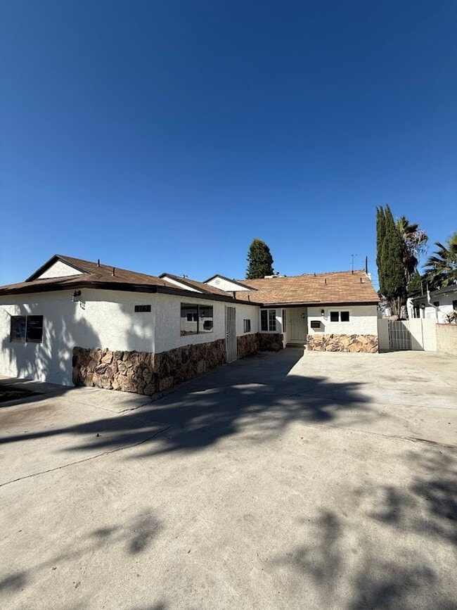 Building Photo - Beautiful 4 Bedroom, 2 Bathroom Arleta Hom...