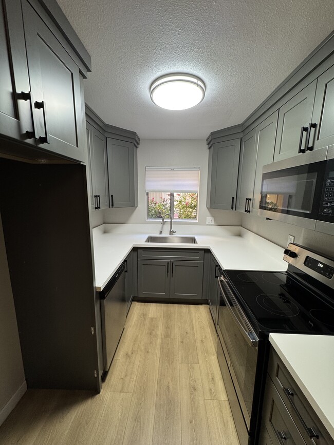 Foto del edificio - 5333 Russell Ave