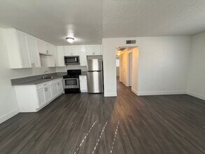 Building Photo - 725 Lilly Ln