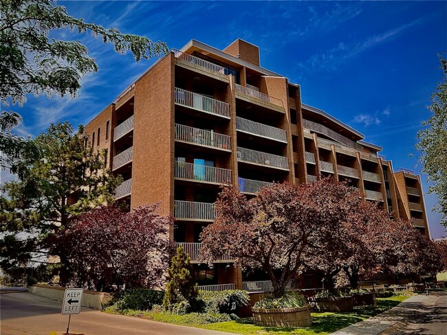 Building Photo - Gorgeous Penthouse in the heart of SLC!!!