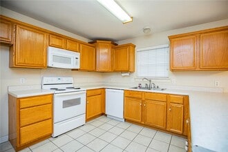 Building Photo - 908 SW Cheyenne Dr