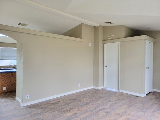 Foto del edificio - Large Manufactured home on 3 acres in Capi...