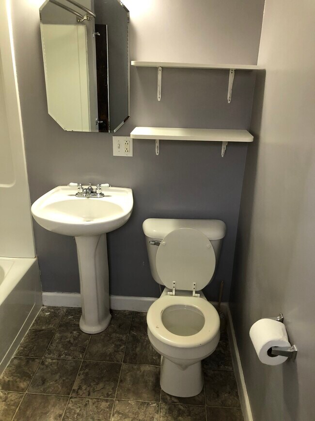 Baño - 812 Swift Ave