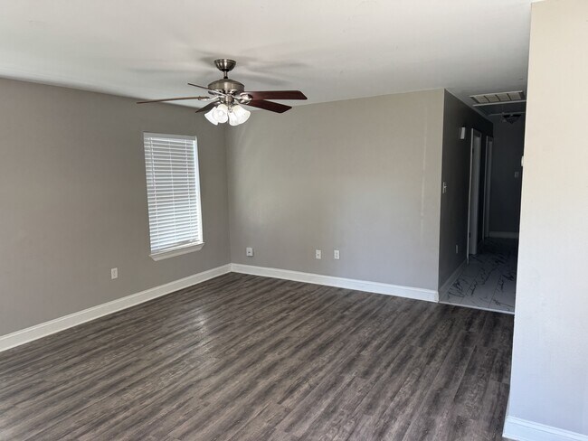 Foto del edificio - 7487 Callahan Rd