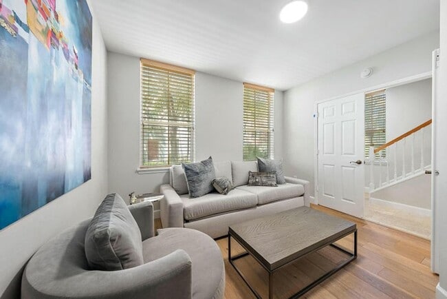 Building Photo - 696 Fern St