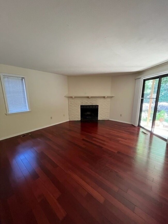 Building Photo - 2 Bd / 1 Ba Kirkland Condo